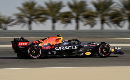 Checo Pérez supera a Lewis Hamilton en el primer día de test en Bahréin