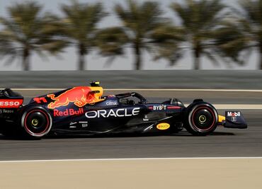 Checo Pérez supera a Lewis Hamilton en el primer día de test en Bahréin