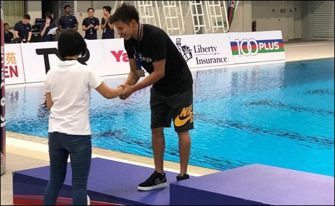 El clavadista mexicano recibe la medalla - Twitter: @COM_Mexico