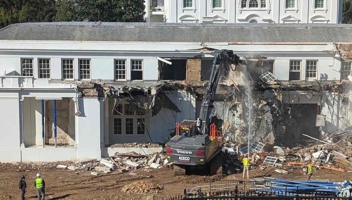 Los trabajadores de la construcción, siguiendo las instrucciones del presidente Trump, han COMENZADO la demolición de la fachada del ala este para construir el salón de baile financiado por DJT el 20/10/25. Foto: X @EricLDaugh/Archivo