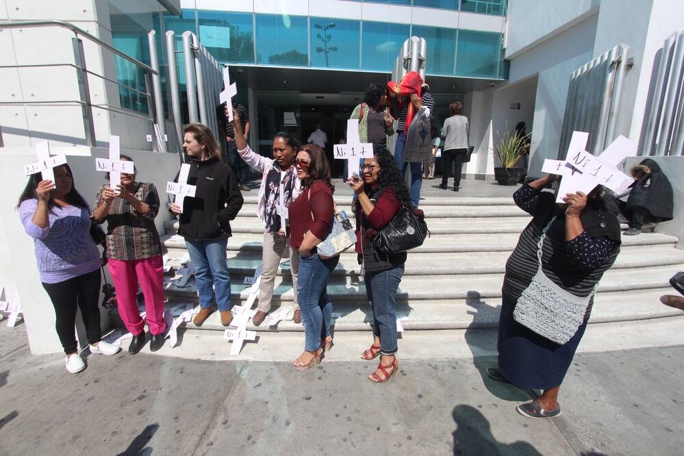 Integrantes de la agrupación “Unidos por Puebla” se manifestaron frente a la Fiscalía General del Estado (Foto: Omar Contreras / EL UNIVERSAL)