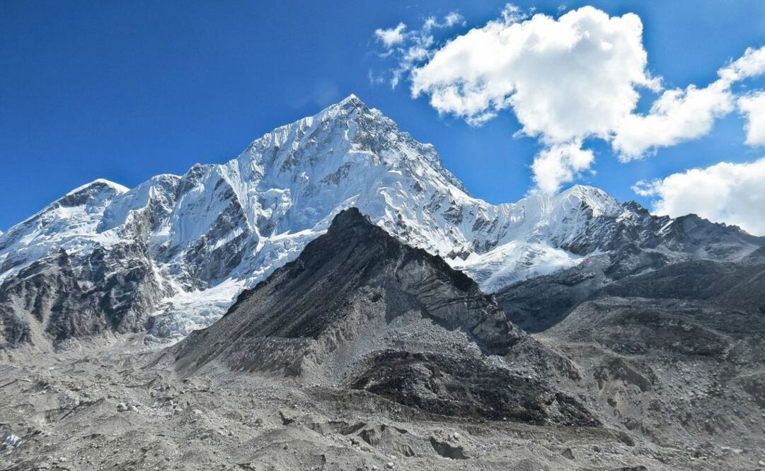 Monte Everest, Nepal. A pesar de limitar los permisos en este destino, la sobrepoblación en la montaña más alta del mundo sobre el nivel del mar es un peligro constante. Otro destino igual de mágico es Lhotse Middle, ubicado al sur del Everest, considerada la cuarta montaña más alta del mundo. (Foto: Pixabay)