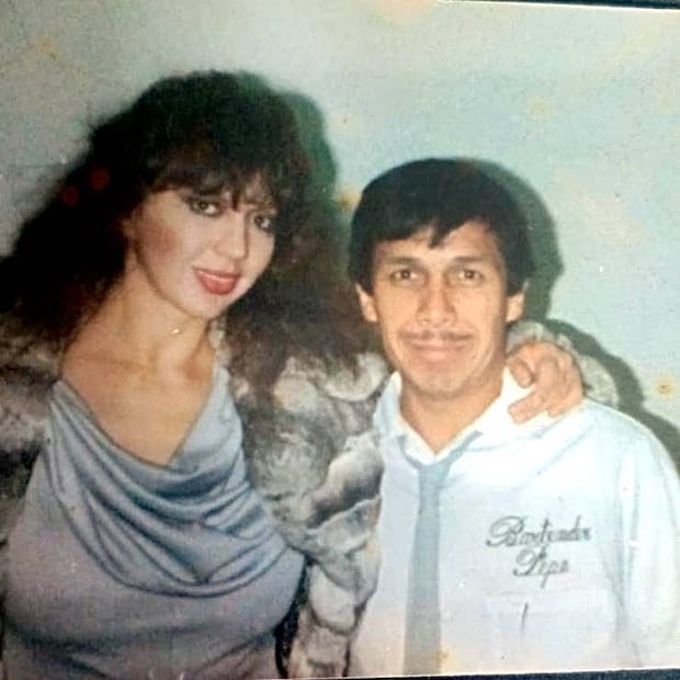 La vedete Olga Breeskin con Pepe Álvarez, bartender del Andy Bridges. Fotografía cortesía Pepe Álvarez.