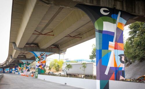 Columnas intervenidas con arte urbano forman parte del mural Sueño de niñez, realizado como parte del Corredor FIFA rumbo al Mundial 2026. Foto: Especial.