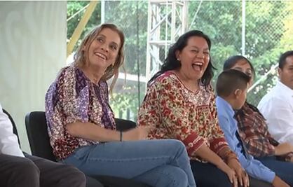 "Estaba buena la plática", dice AMLO a María Luisa Albores en pleno discurso en SLP