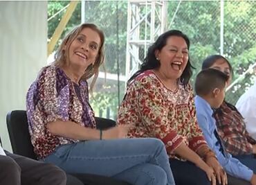 "Estaba buena la plática", dice AMLO a María Luisa Albores en pleno discurso en SLP