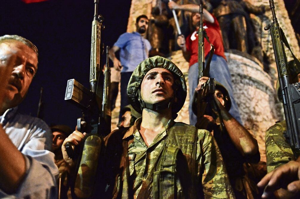 Turcos y militares salieron ayer a las calles en Estambul, tras el golpe de Estado (FRANCOIS MORI. AP)