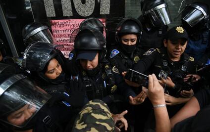 Policía impide a feministas entrar a la Comisión de Víctimas; vuelven a la CNDH
