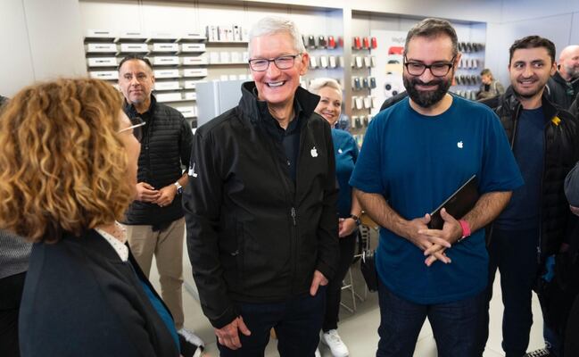 Tim Cook deja Apple tras 15 años y cede el mando a John Ternus