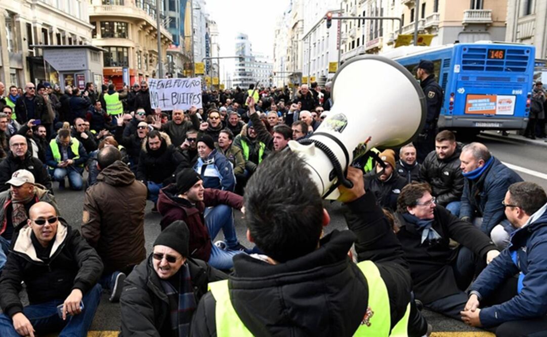 La huelga comenzó el viernes en Barcelona, cuando algunos choferes dañaron autos de las compañías rivales operadas por aplicaciones como Uber y Cabify. Foto: AFP
