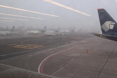 AICM reinicia operaciones de despegue afectadas por banco de niebla