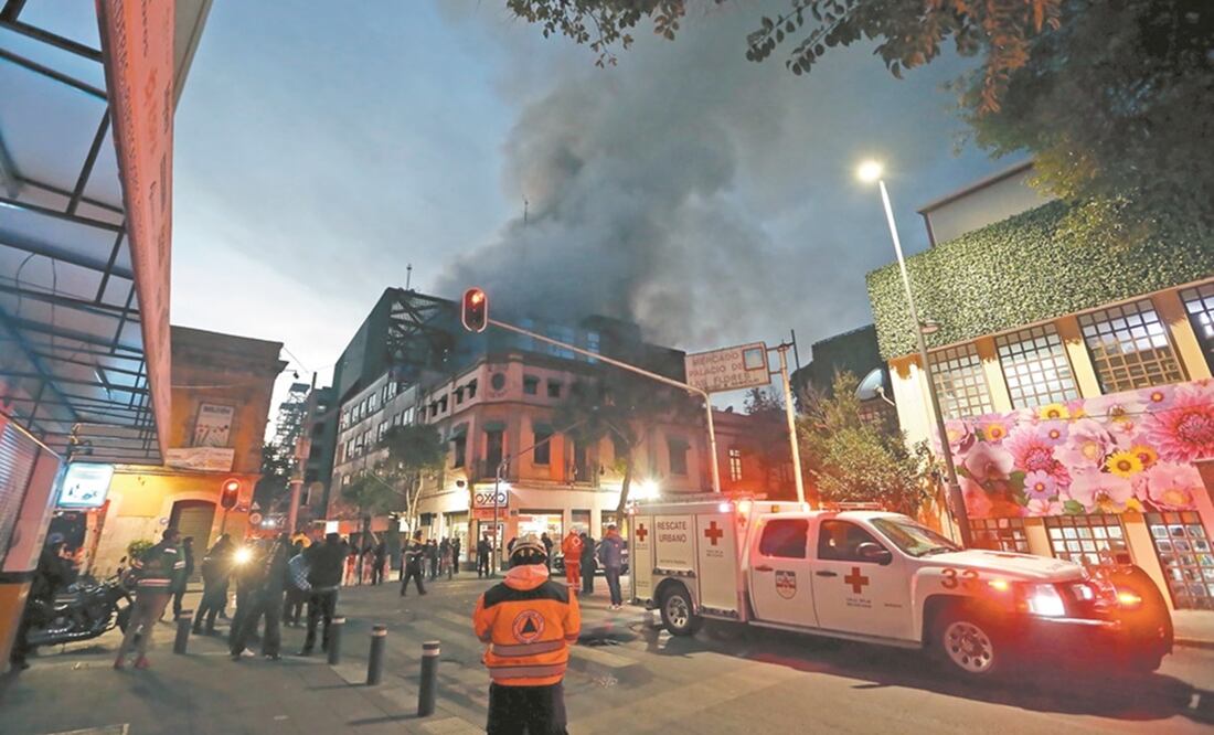 El incendio en las instalaciones de la subestación eléctrica de Buen Tono comenzó a las 5:40 horas del sábado y los cuerpos de emergencia tardaron 11 horas en sofocarlo por completo. Foto: XINHUA