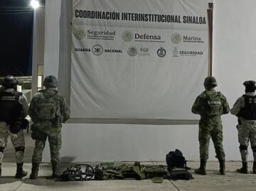 Descubren campamento del crimen organizado en Sinaloa; aseguran fusiles, artefactos explosivos, chalecos balísticos y vehículos