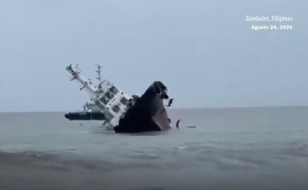 VIDEO: Barco se hunde en la costa de Filipinas; tripulación saltó al mar para salvarse