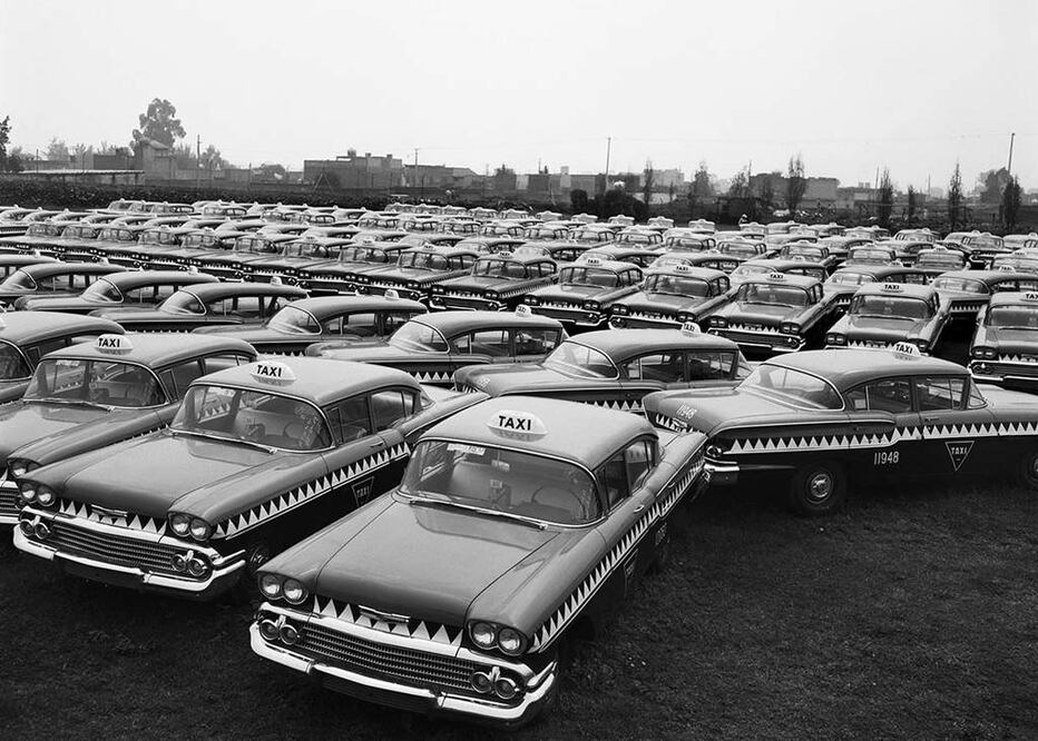 Agosto de 1958. Imagen captada por el fotógrafo Juan Guzmán en la planta de General Motors México, donde se aprecia el lote de vehículos Impala, listos para ser utilizados como  taxis. Uno de los medios de transporte más querido y recordado es el famoso taxi “cocodrilo”. Cortesía: Fotográfica.MX