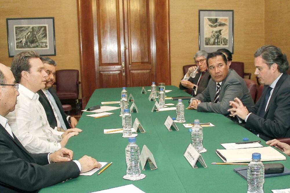 Aurelio Nuño, secretario de Educación Pública, y Manuel Velasco Coello, gobernador de Chiapas, sostuvieron una reunión en la sede de la SEP, donde abordaron el tema (DASSAEV TÉLLEZ. EL UNIVERSAL)