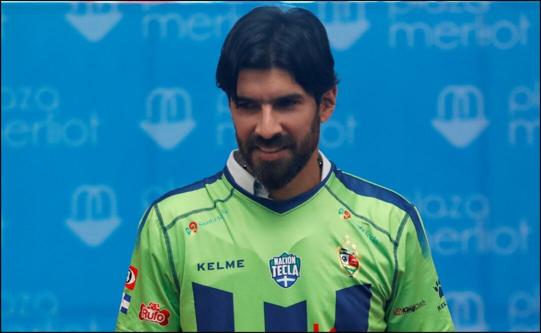 Presentación de Sebastián Abreu con el Santa Tecla. Foto: Reuters 