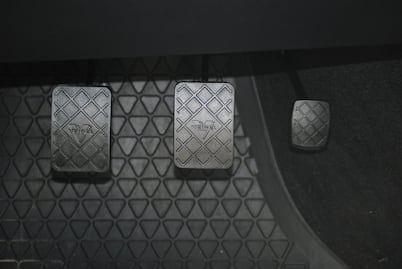 Razones por las que se jalonea un auto al acelerar