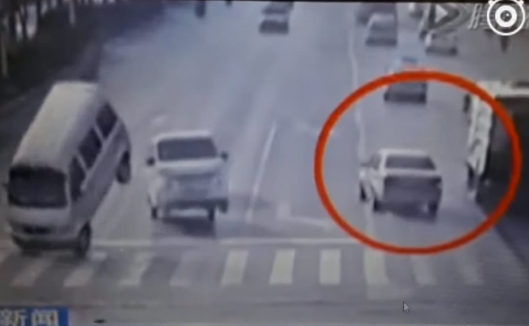 VIDEO. Captan momento en que dos autos 'levitan' en China