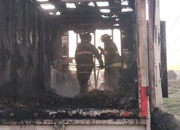 Mueren cientos de pollos en incendio de camión de carga en Guanajuato; el conductor resulta ileso