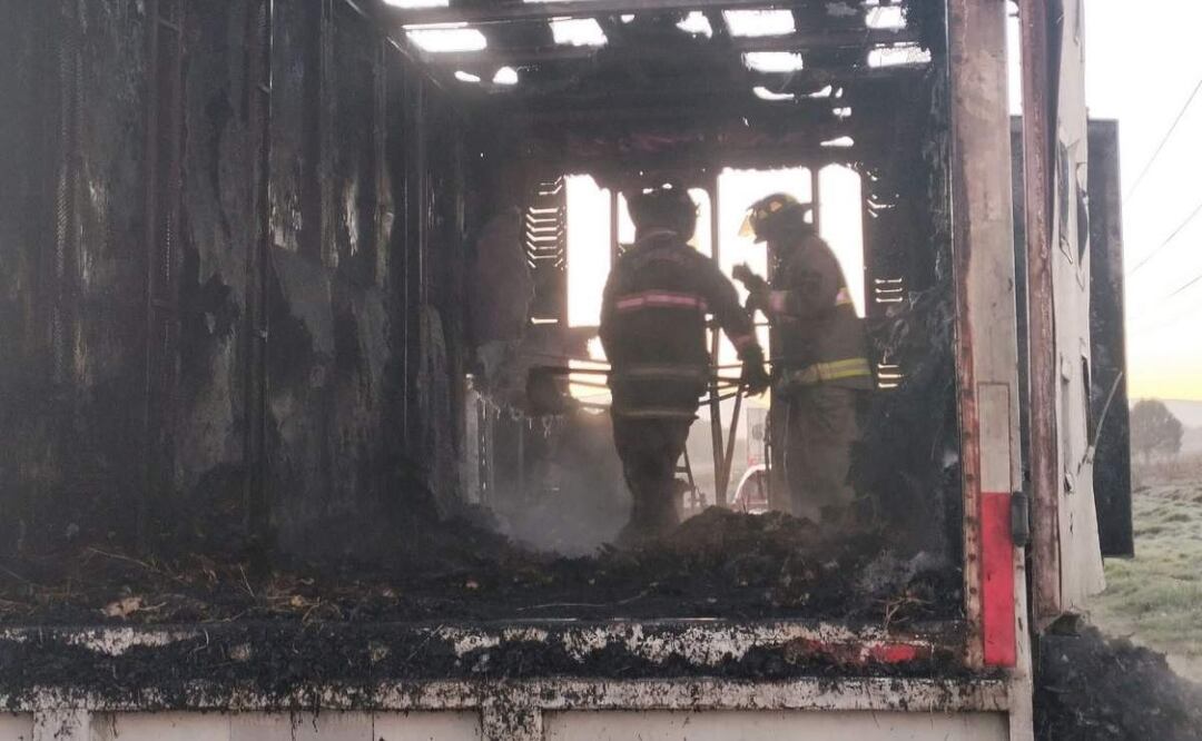 La unidad quedó en fierros y resulto pérdida total tras el incendio del camión de carga en Guanajuato (25/02/2025). Foto: Especial