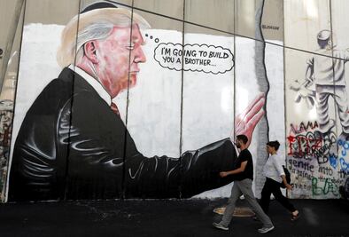 Con graffiti, critican en Belén gusto de Trump por los muros