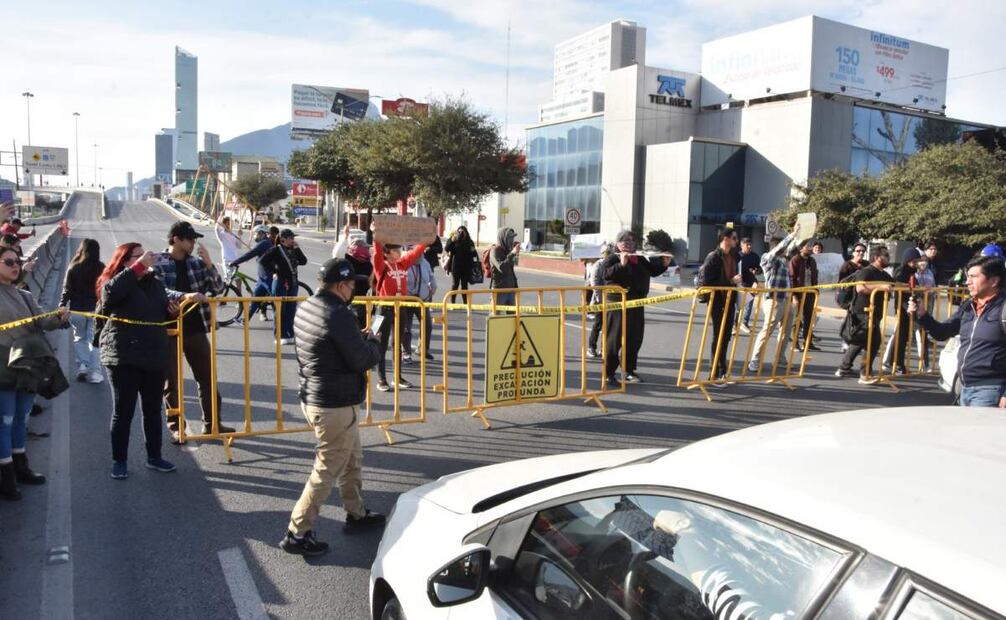 Manifestantes de Monterrey bloquean avenidas ante aumento de tarifa del transporte (12/01/2025). Foto: Emilio Vásquez / EL UNIVERSAL