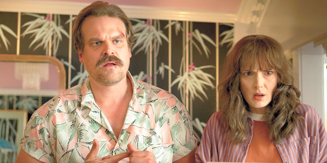 Hay una peligrosa y tóxica actitud de Jim (David Harbor) hacia su pareja Joyce (Winona Ryder), dice Rachel. NETFLIX