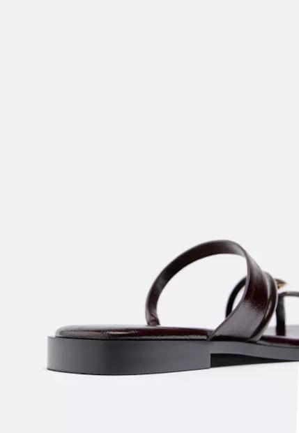 Sandalias planas cafés tipo pala de efecto piel. Foto: Stradivarius