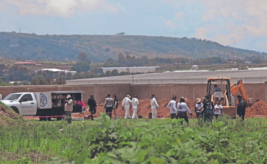 Autoridades revisan el predio Las Agujas y el terreno aledaño en busca de más restos humanos. Foto: de Miguel García. El Universal