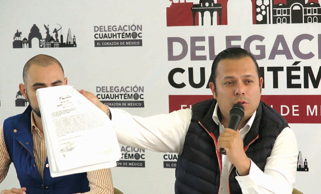 El director Jurídico y de Gobierno de la delegación Cuauhtémoc, Pedro Pablo de Antuñano, acompañado por la fiscal anticorrupción, Zuleyma Huidobro, informó sobre las primeras medidas correctivas que notifica la Contraloría capitalina (LUIS CORTÉS)