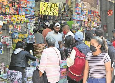 En medio de la tercera ola, padres abarrotan plaza para comprar útiles escolares