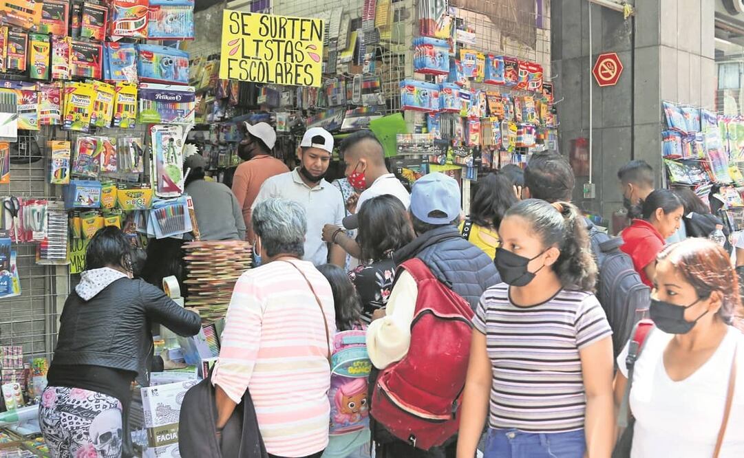 Vendedores dicen que venta por el regreso a clases sólo servirá para sostener a algunos negocios, pues muchos quebrarán. Fotos: Carlos Mejía. EL UNIVERSAL