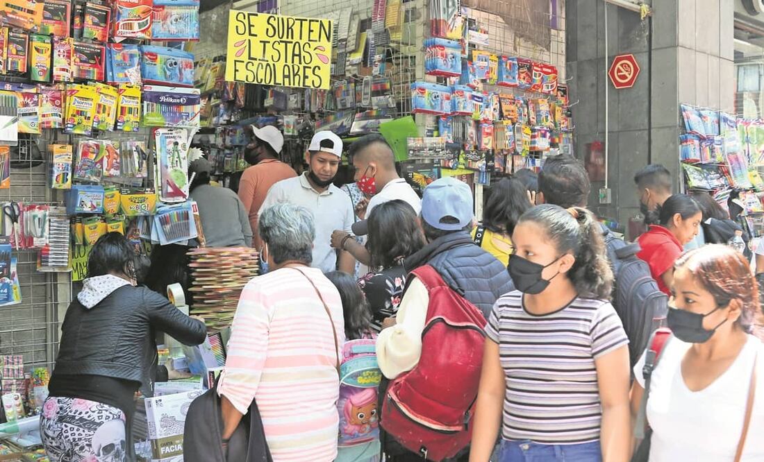 Vendedores dicen que venta por el regreso a clases sólo servirá para sostener a algunos negocios, pues muchos quebrarán. Fotos: Carlos Mejía. EL UNIVERSAL