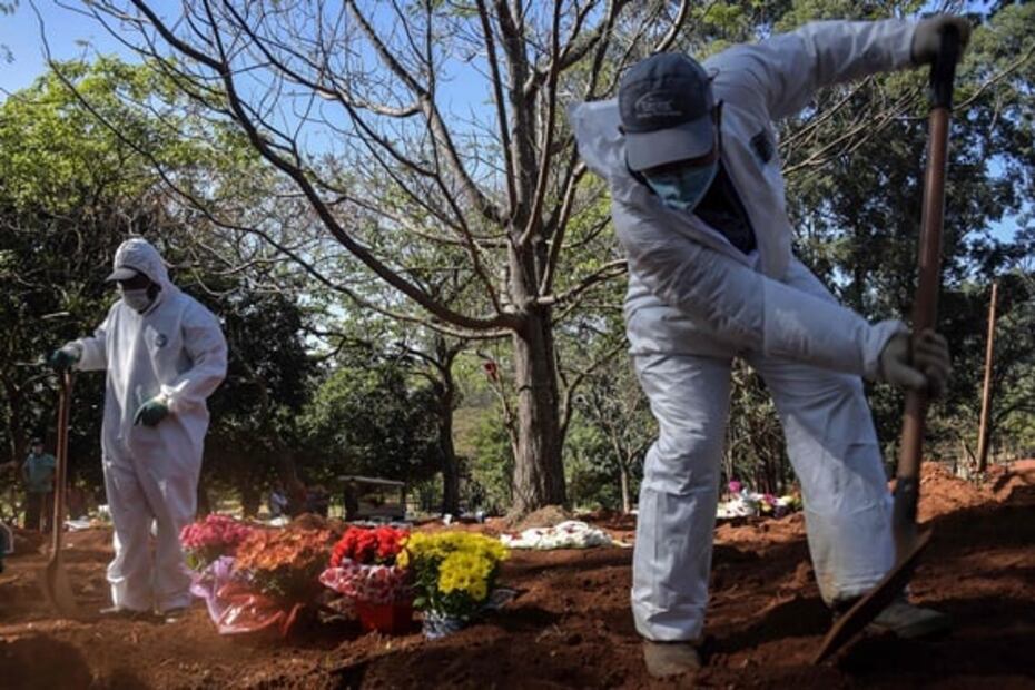 Por Covid-19, hacen entierros masivos en cementerio de Brasil; son al menos 60 por día