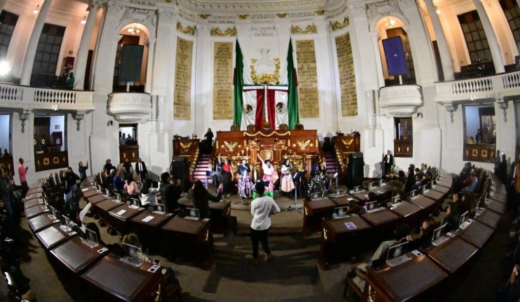Congreso de la CDMX da paso al Cabaret; en el Pleno se presentan “Las Reinas Chulas”. Foto: Especial