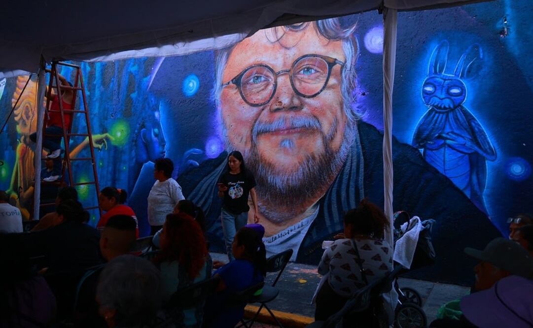 En las imágenes compartidas por la alcaldesa se observan las pinturas de Guillermo del Toro junto a los personajes de la película animada como Pinocho, Geppetto, el grillo Sebastián y el mono Spazzatura. Foto: Twitter. @ClaraBrugadaM