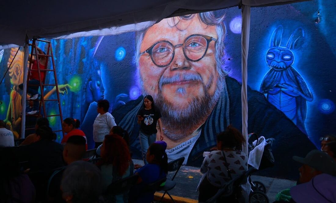 En las imágenes compartidas por la alcaldesa se observan las pinturas de Guillermo del Toro junto a los personajes de la película animada como Pinocho, Geppetto, el grillo Sebastián y el mono Spazzatura. Foto: Twitter. @ClaraBrugadaM