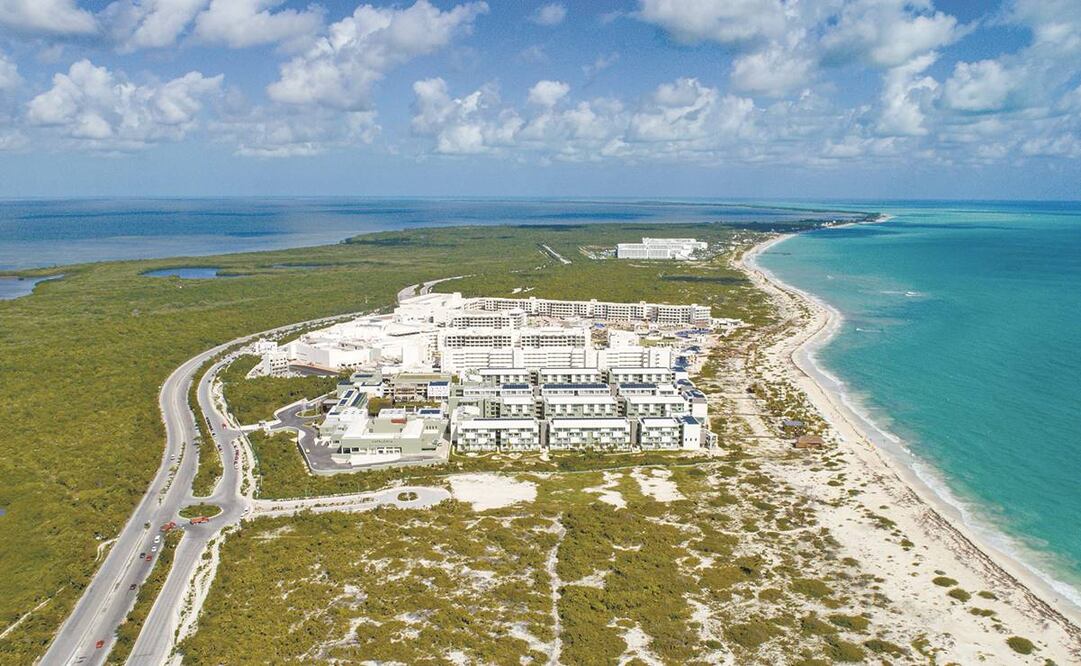 Llamada a ser la “nueva zona hotelera de Cancún”, la paradisiaca Isla Blanca es el destino con mayor potencial de desarrollo turístico en el Caribe mexicano. Aquí se construyen más de 29 mil cuartos de hotel. Foto: Paola Chiomante.