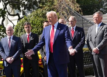 Trump firma decreto para aumentar... la presión de las regaderas; "me gusta bañarme bien", dice