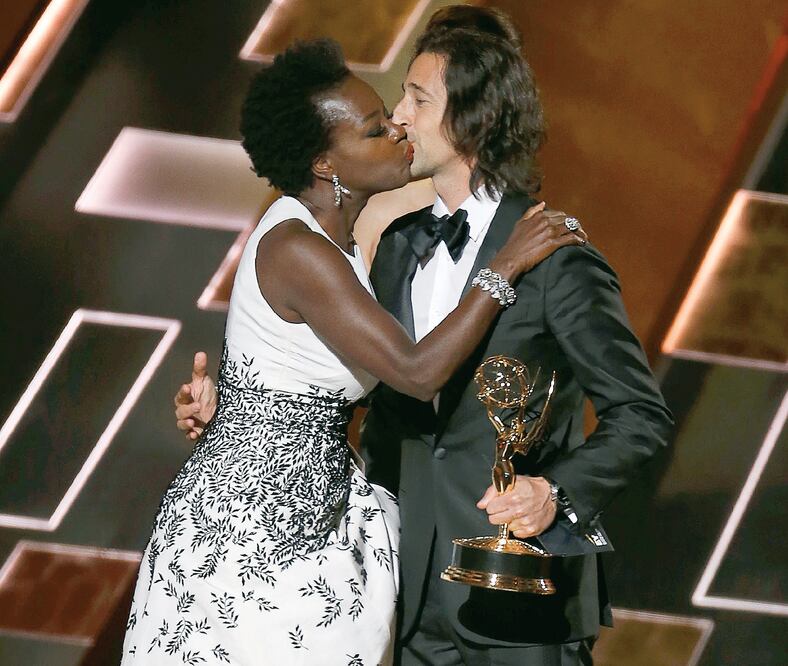Adrian Brody le dio premio y beso a Viola (LUCY NICHOLSON. REUTERS)