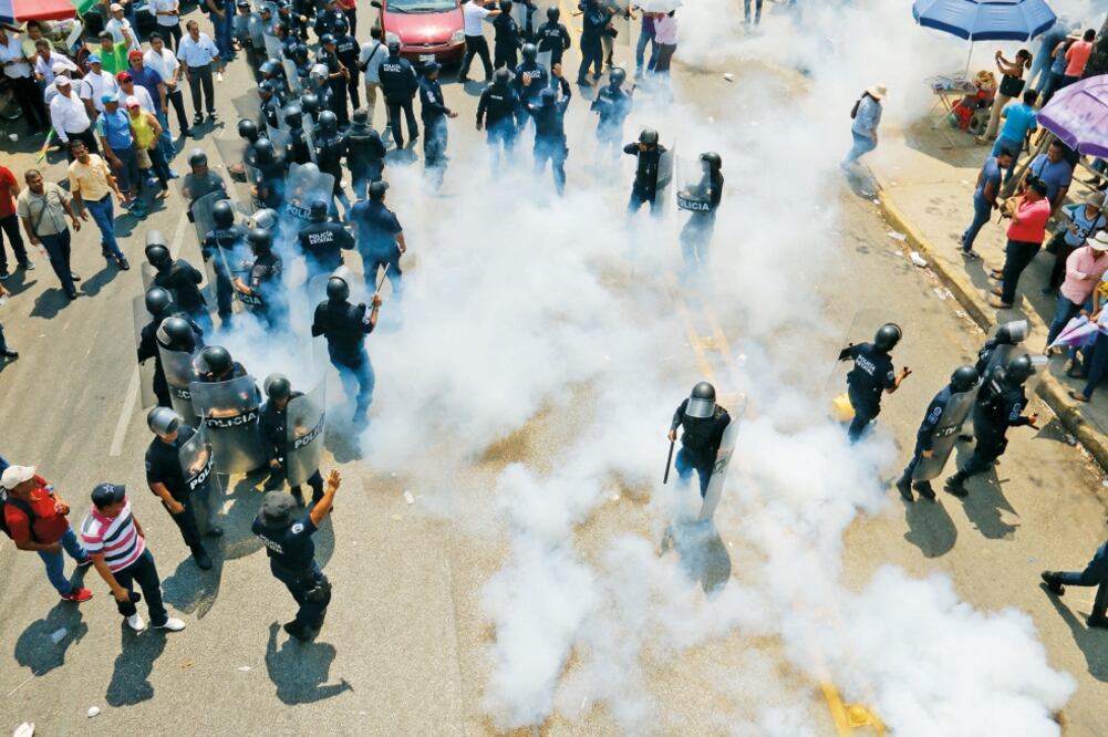 Policías lanzaron gases lacrimógenos a los profesores de telesecundaria que se manifestaron para exigir el pago de quincenas y prima vacacional, en Tabasco (LUMA LÓPEZ. EL UNIVERSAL)