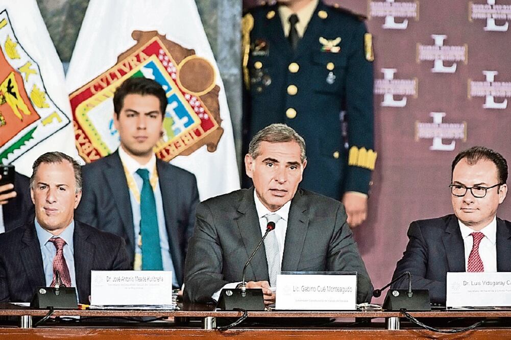 El gobernador de Oaxaca, Gabino Cué (centro), acompañado de los titulares de Sedesol, José Antonio Meade (izq.), y de Hacienda, Luis Videgaray (der.) (GOBIERNO DE OAXACA)