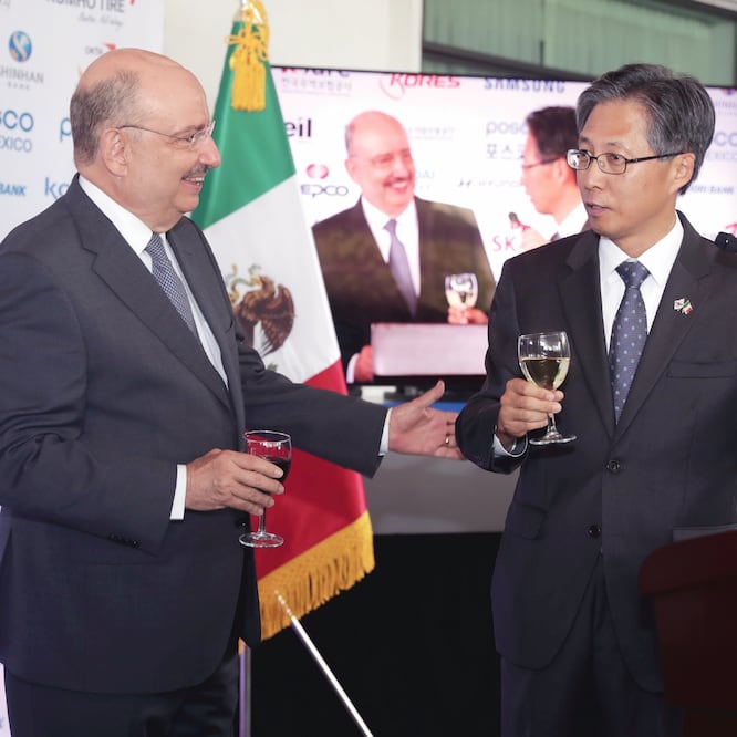El subsecretario de Relaciones Exteriores, Carlos de Icaza, y el embajador de Corea en México, Sang-il Kim. (LUIS CORTÉS. EL UNIVERSAL)