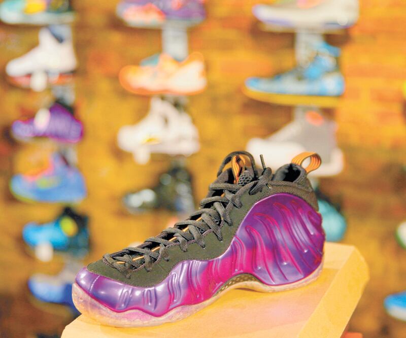 De acuerdo con datos del sector, la venta de calzado deportivo a escala mundial alcanzó dividendos de 58 mil millones de dólares; de ese total, sólo tres marcas cuentan con 70% del mercado: Nike, Adidas y Under Armour. Foto: ARCHIVO EL UNIVERSAL