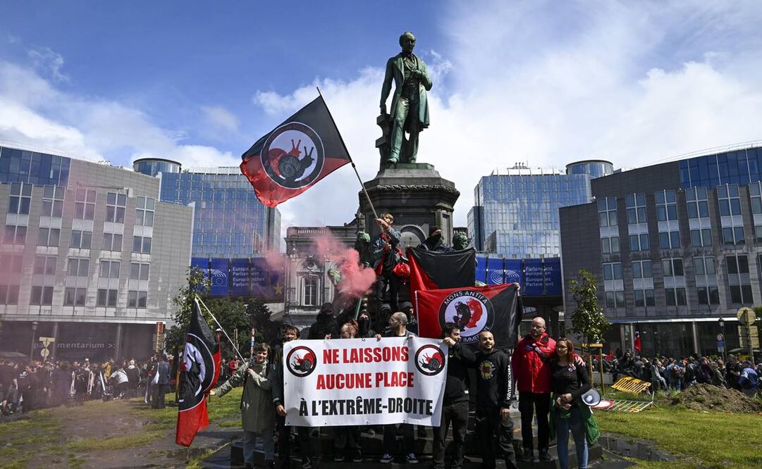 La gente participa en una marcha social y antifascista organizada por la Coordinación Antifascista Belga en Bruselas, Bélgica. Foto:EFE