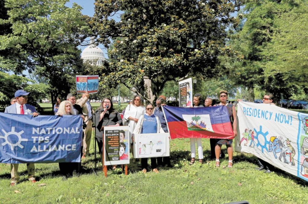 Apoyo. Grupos promigrantes se manifestaron ayer afuera del Capitolio, en Washington. Foto: LEAH MILLIS. REUTERS
