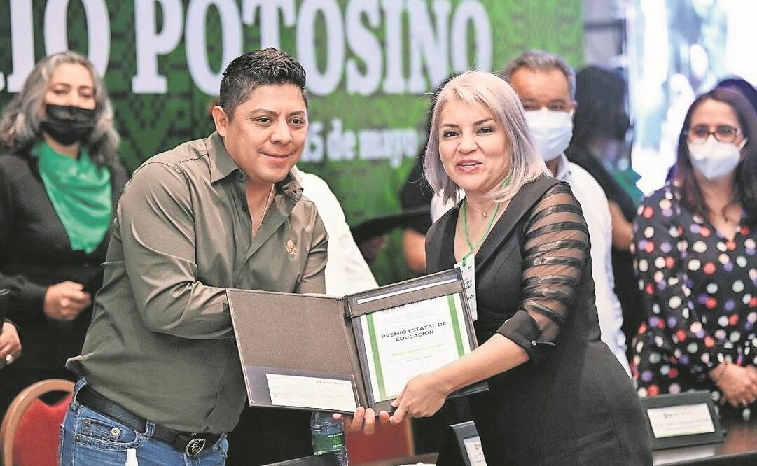 El mandatario estatal premió y rindió un homenaje a los profesores por su apostolado a una educación de calidad. Foto: Especial 