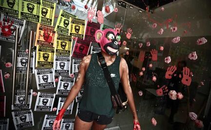 Llenan sede de Secretaría de Salud de "pústulas"; activistas exigen compra de vacunas ante alza de viruela del mono