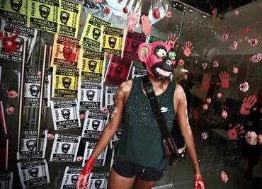 Llenan sede de Secretaría de Salud de "pústulas"; activistas exigen compra de vacunas ante alza de viruela del mono